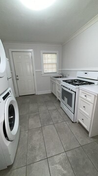 Building Photo - 807 Riverview Dr
