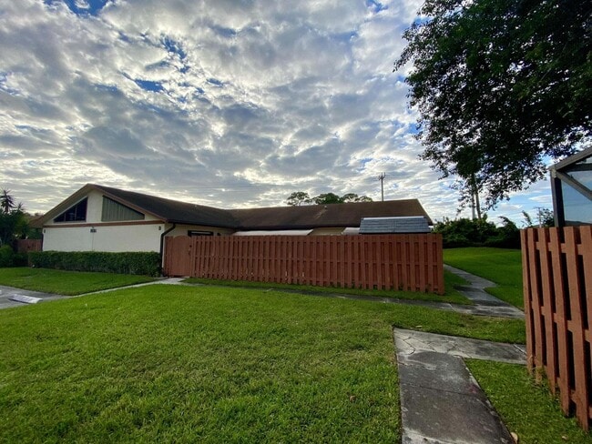 Building Photo - 1031 Summit Pl Cir