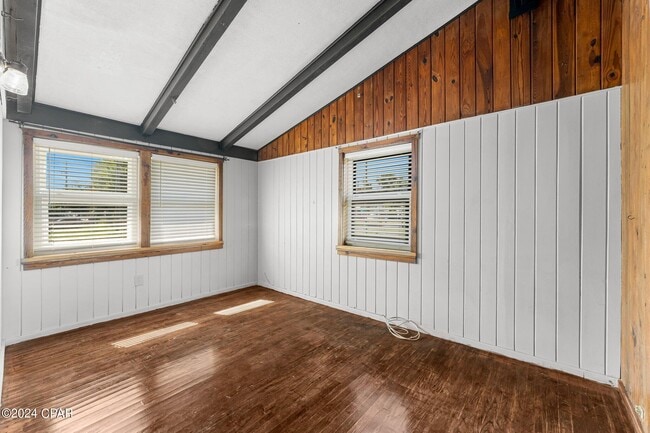 Building Photo - 526 Bay Ave