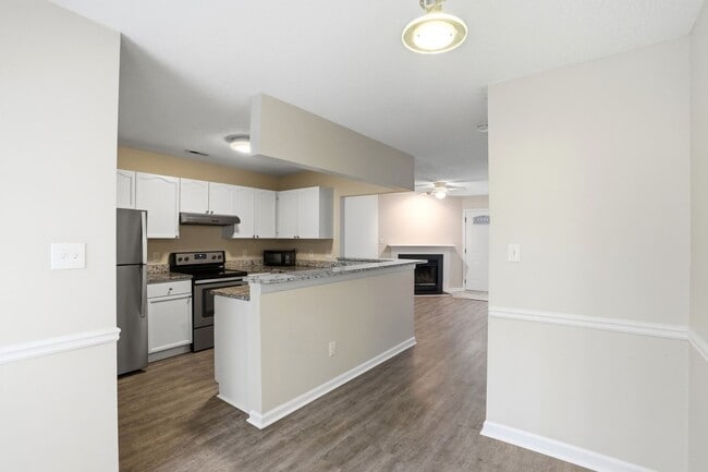 Building Photo - Oakhurst Living at Its Finest (Fresh Paint - New Carpet)