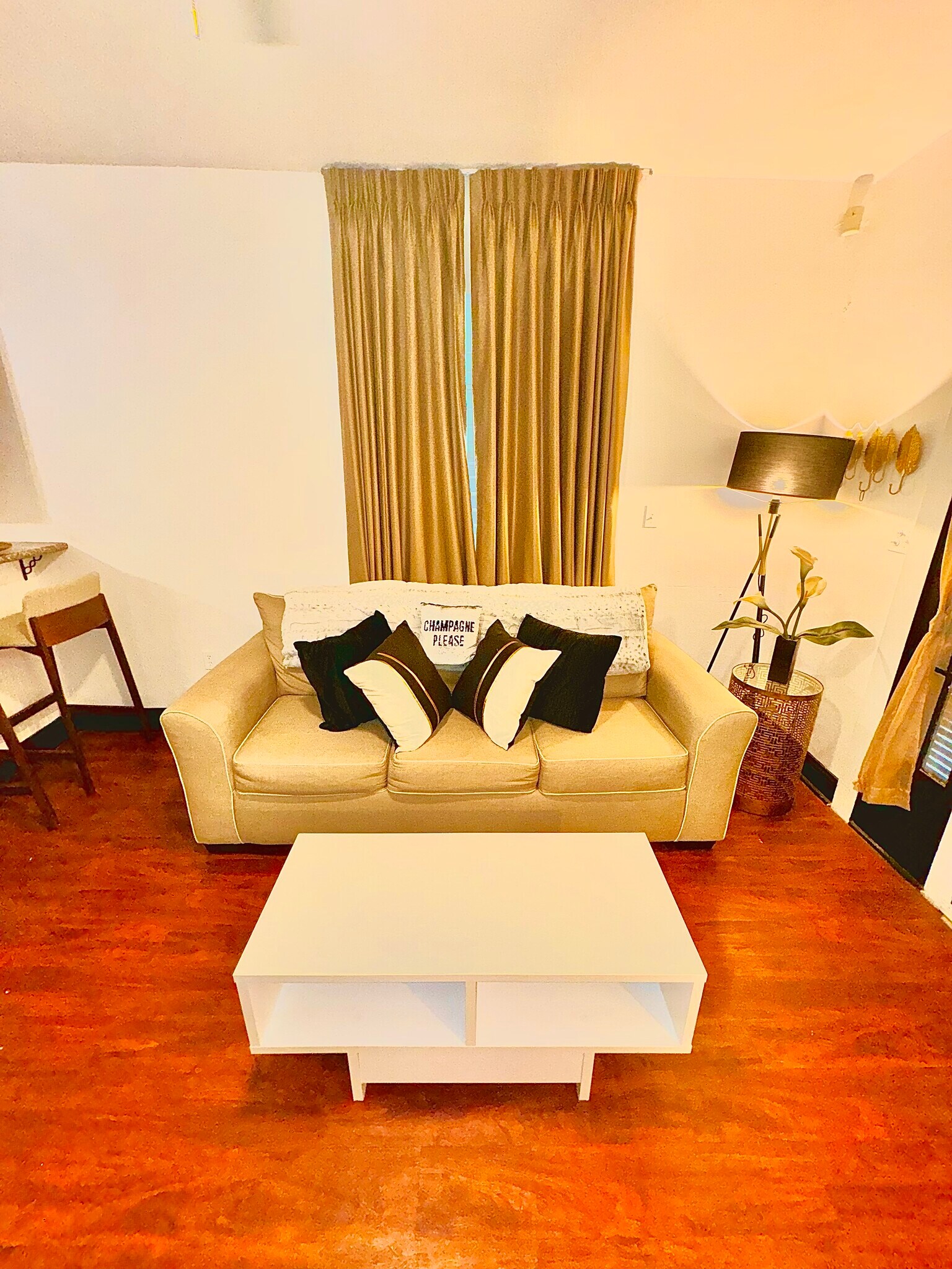 Living room / breakfast bar - 3333 Delachaise St