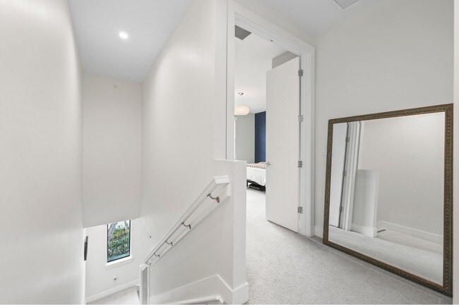 Building Photo - 625 NE 22nd Dr