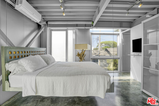 Building Photo - 2911 Ocean Front Walk