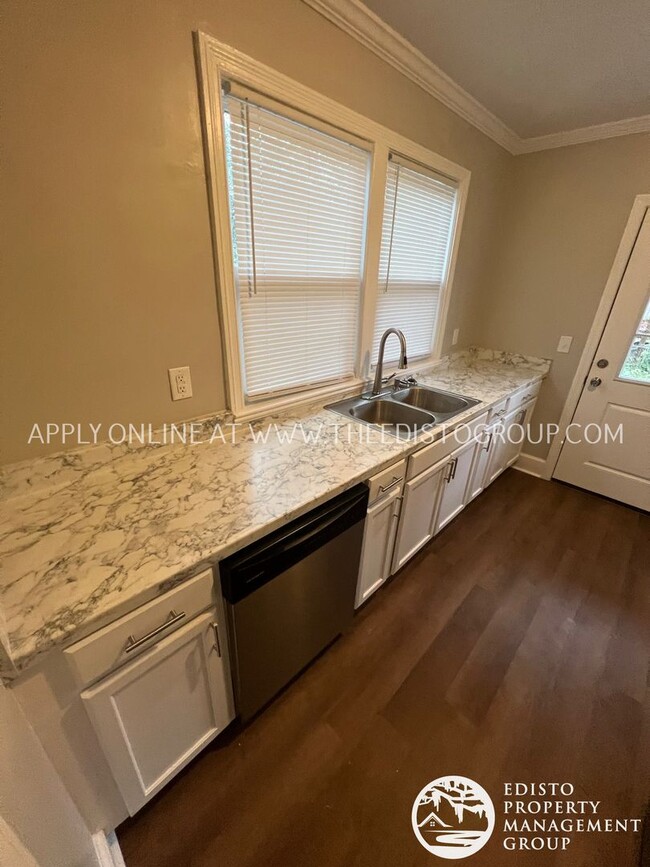 Building Photo - Charming & Newly Remodeled 3-Bed Home in O...