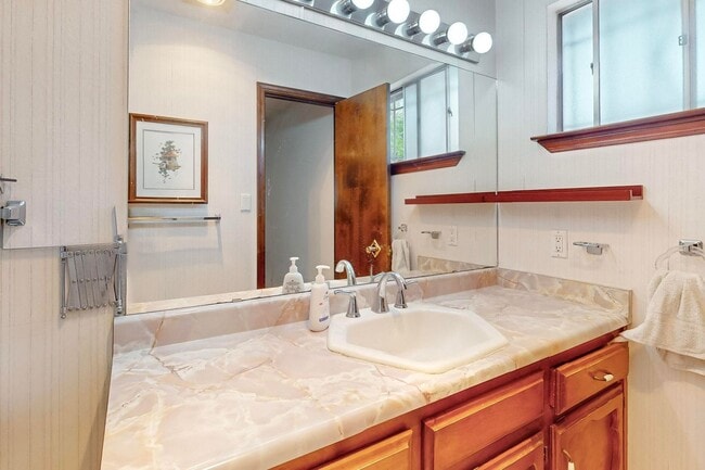 Building Photo - NE Brick Ranch 3/Bd 2/Ba 2 Cg 1782/sf