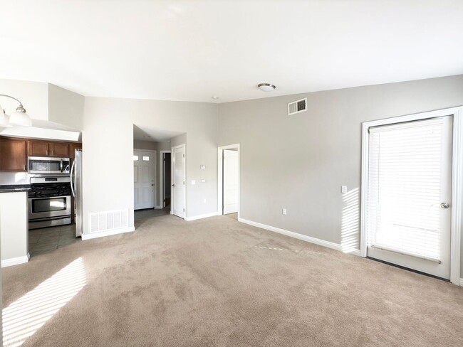 Building Photo - Upper level condo in Rancho Del Oro!