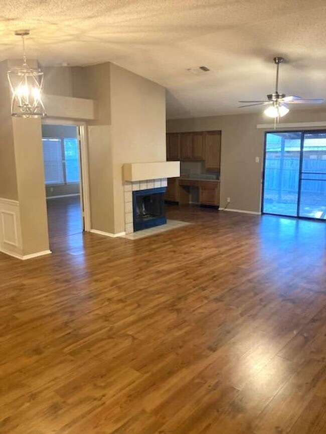 Building Photo - Spacious open concept ranch - pets allowed