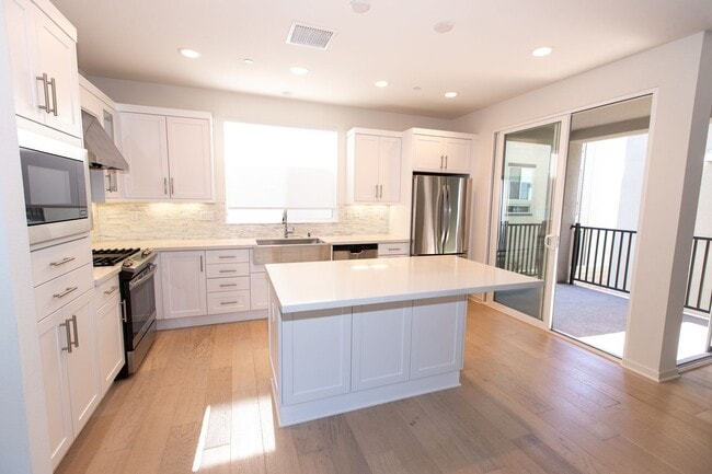 Building Photo - Highly Desired 4 Bedroom Floor Plan in Lig...