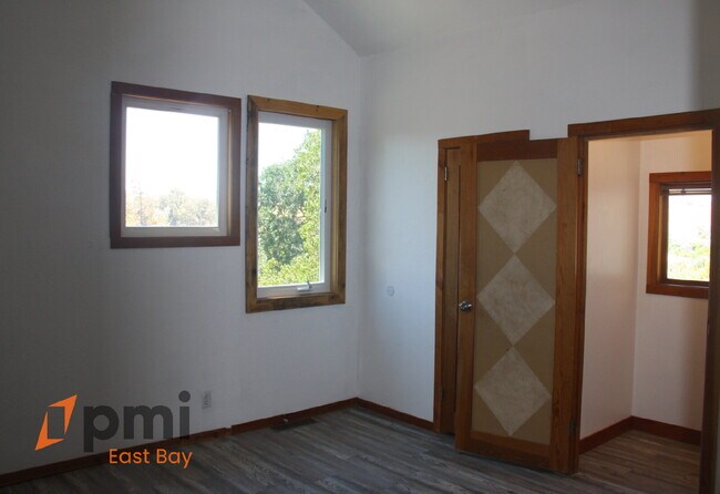 Building Photo - 539 Palms Dr