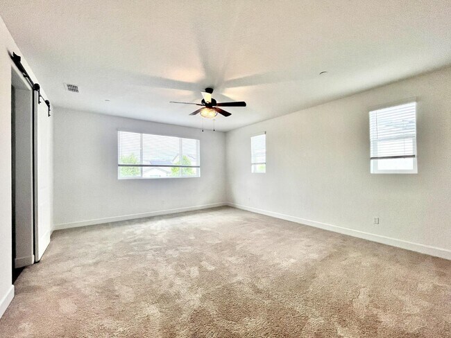 Building Photo - 377 Traverse Dr S