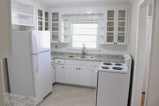 Building Photo - 3-Bedroom thats move-in ready and just waiting for you.