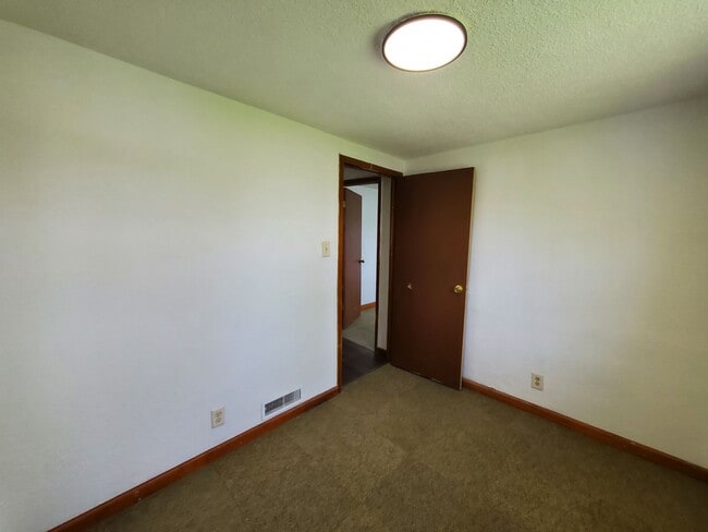 Building Photo - 919 Oneida St