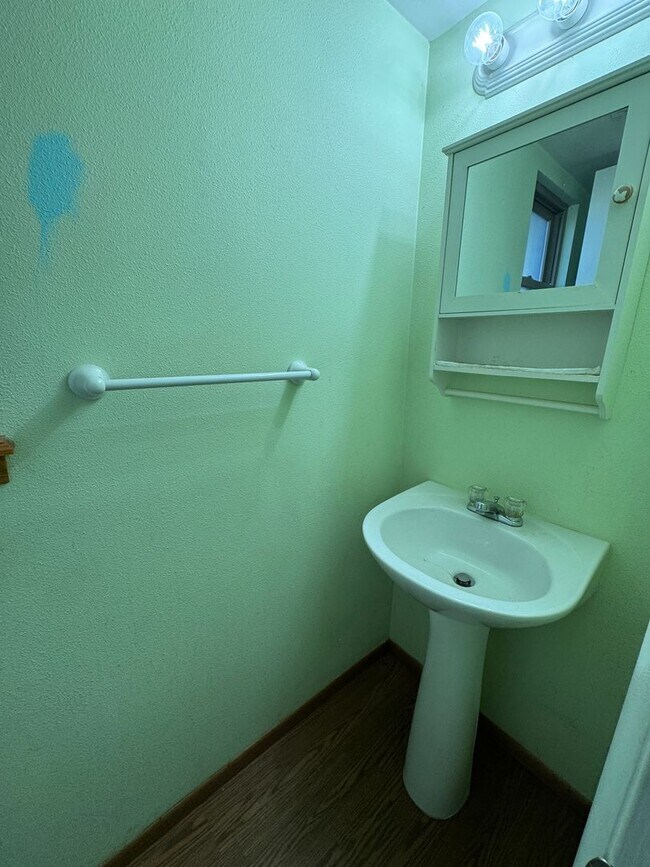 Building Photo - Great Tri-level home-Half of November Free!