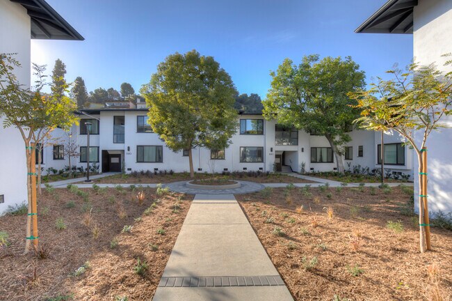 Building Photo - 1574 Yosemite Dr