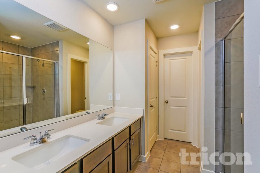 Building Photo - 9835 Willow Creek Commerce Dr