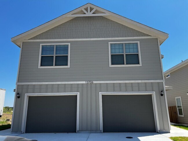 Primary Photo - 13706 Enzo Gate