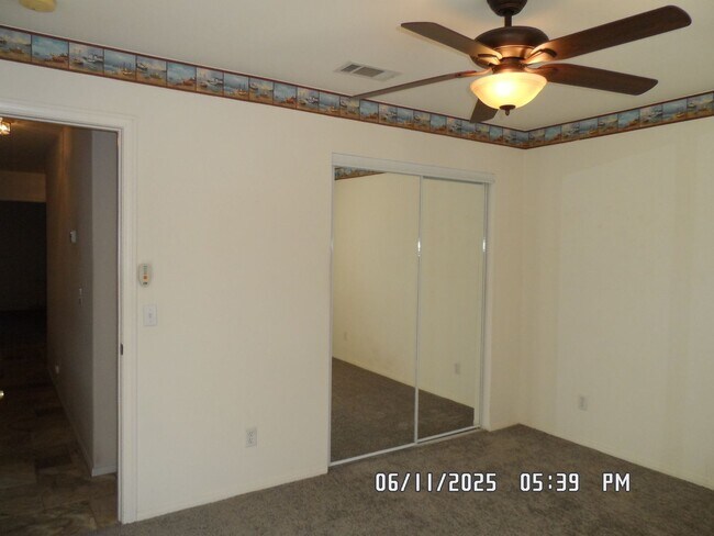 Building Photo - 3 Bedrooms, Den, 2 Bathrooms, 3 Car Garage...