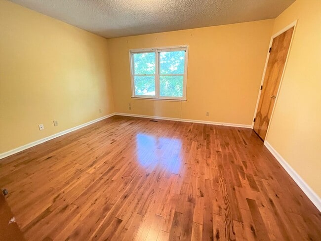 Building Photo - Inviting, updated 4br 3.5ba duplex w/ park...