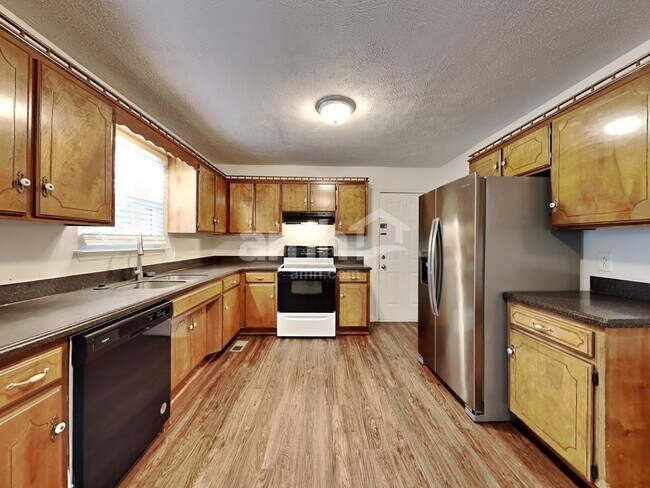 Building Photo - 200 Priest View Dr