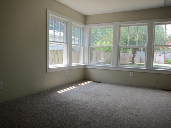 Building Photo - 403 S Poplar St