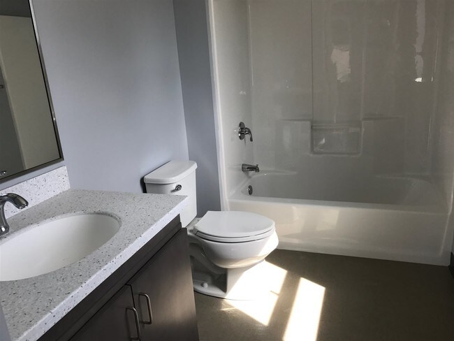 Building Photo - 10 E Ridge Dr