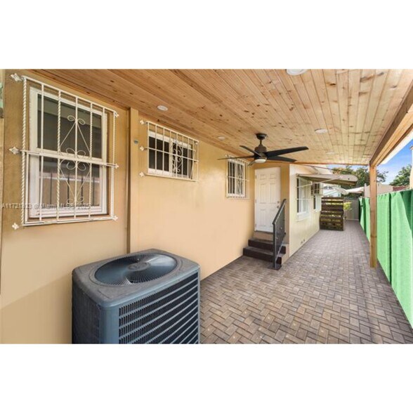 Building Photo - 820 SW 17th Ave