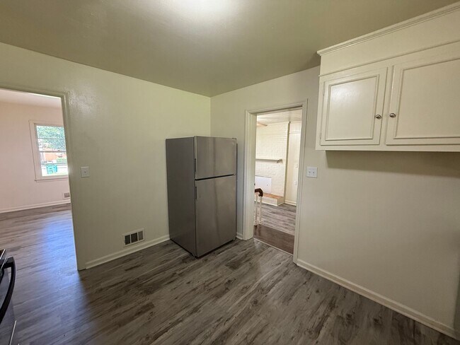 Building Photo - Spacious 3 Bedroom House