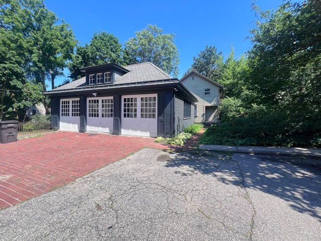 Building Photo - Single Family Heritage Hill Home! Two Bedr...