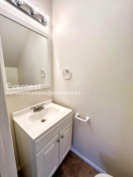 Building Photo - 1985 Mineola Ct