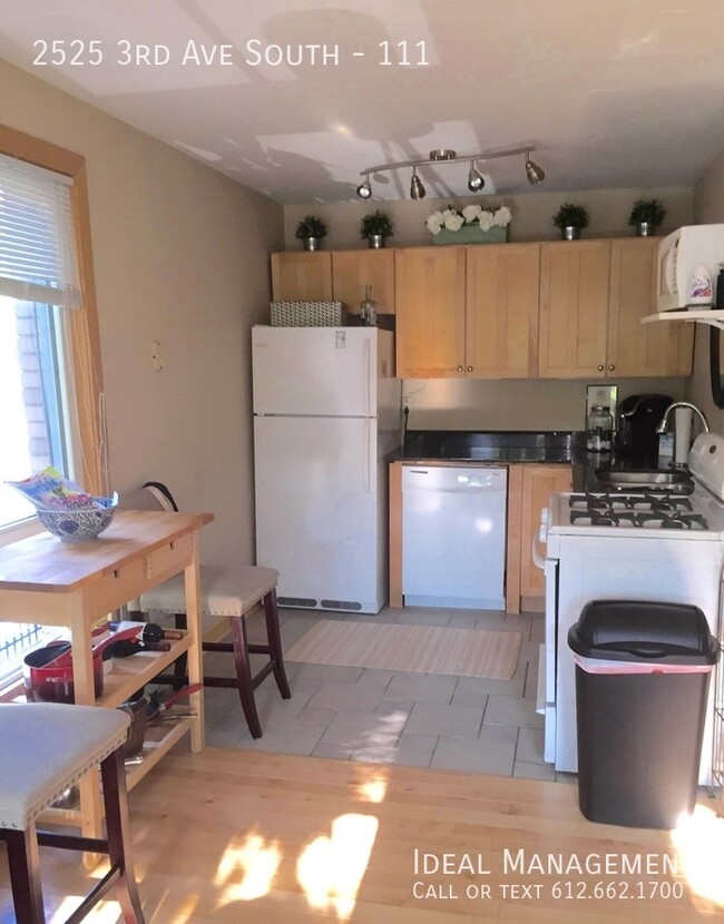 Building Photo - Spacious, Sun Filled 1 Bedroom Condo