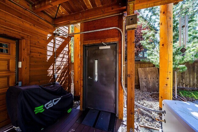 Building Photo - Large Mountain Luxury Home