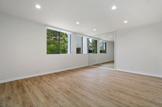Building Photo - 10433 Wilshire Blvd