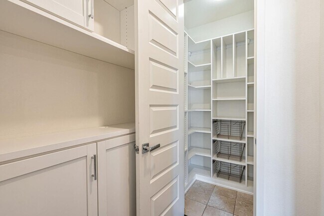 Building Photo - 457 Diller St
