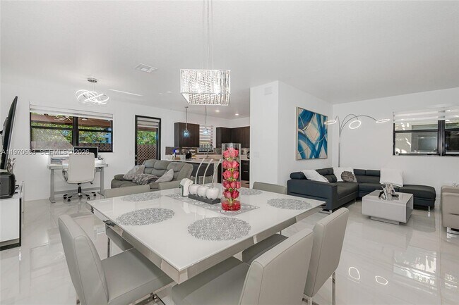 Building Photo - 7902 NW 105th Ct