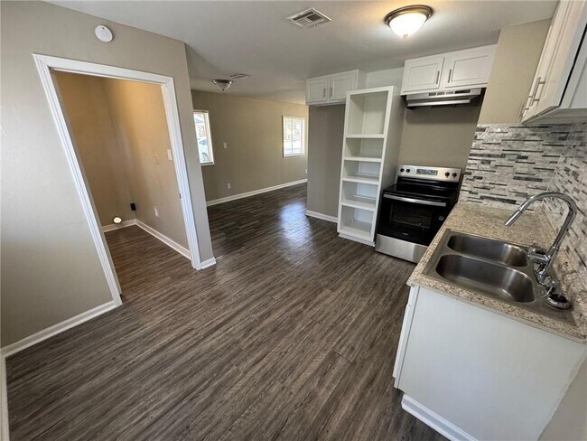 Building Photo - 303 Evergreen Hill