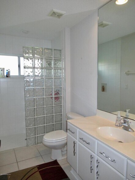 Guest Bath - 13865 Deer Chase Pl