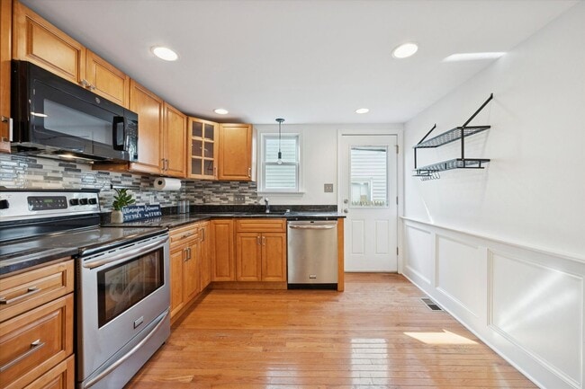 Building Photo - A Rare Gem in Forty Acres