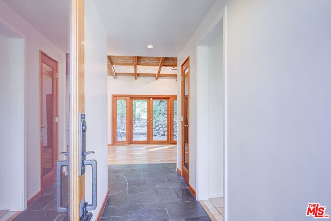 Building Photo - 15511 Woodcrest Dr