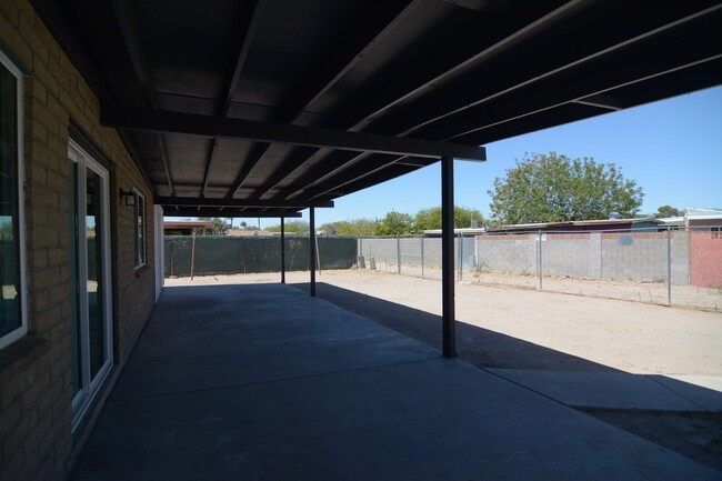 Building Photo - Remodeled 3 Bedroom 2 Bath House! South Tu...