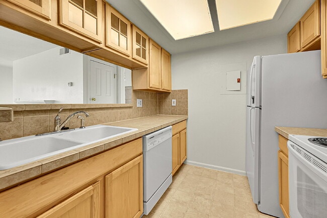 Building Photo - $1,495.95 with $300 off the first month's rent, 1 Bed, 1 Bath Condo in Englewood with Cozy Firepl...