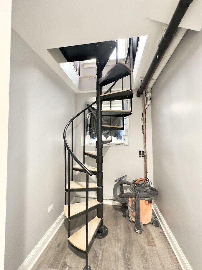 Building Photo - 4 bedroom in Chicago IL 60660