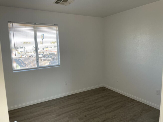 Building Photo - Cozy 3 Bedroom Home With Huge Bark Yard