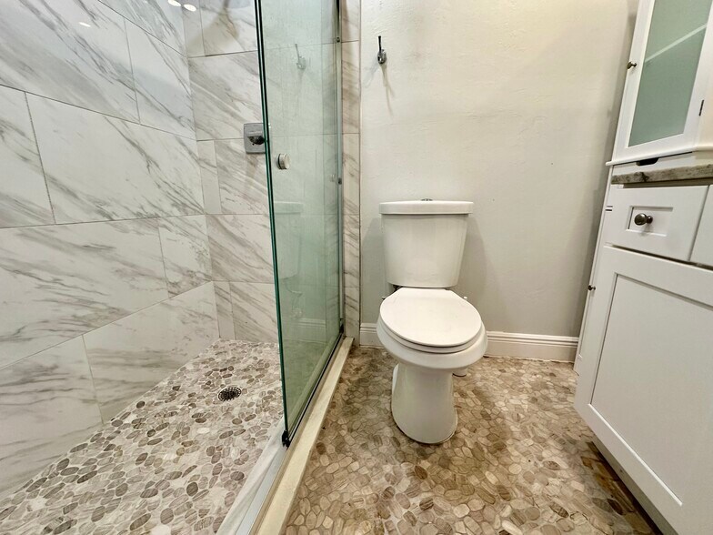 Building Photo - 6300 Royal Woods Dr