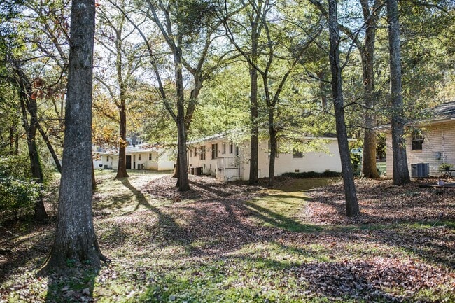 Building Photo - Cute and Quiet West Side Duplex!