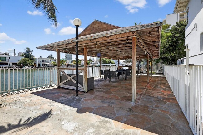 Building Photo - 7207 Bay Dr