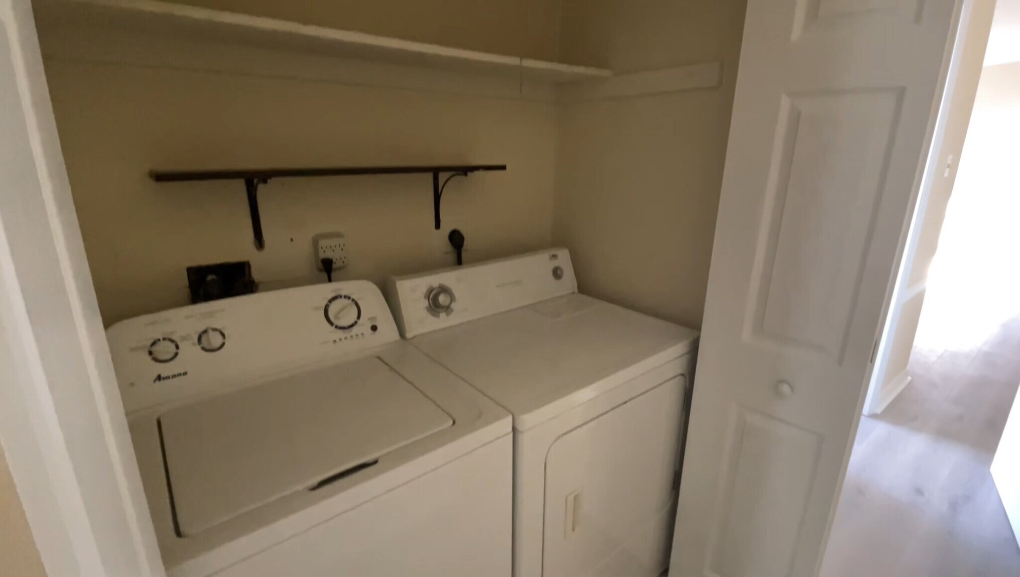 In unit laundry - 2034 Green St