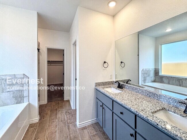 Building Photo - Limited Time Special Offer / 3 Bed, 2 Bath Home with Fenced Yard & Garage / Pet-Friendly / Availa...