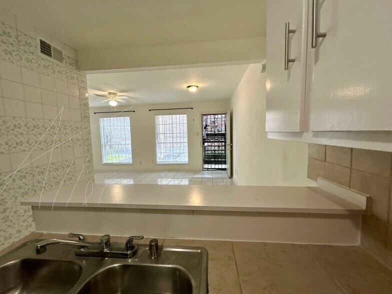 Building Photo - 201 W Rosamond St