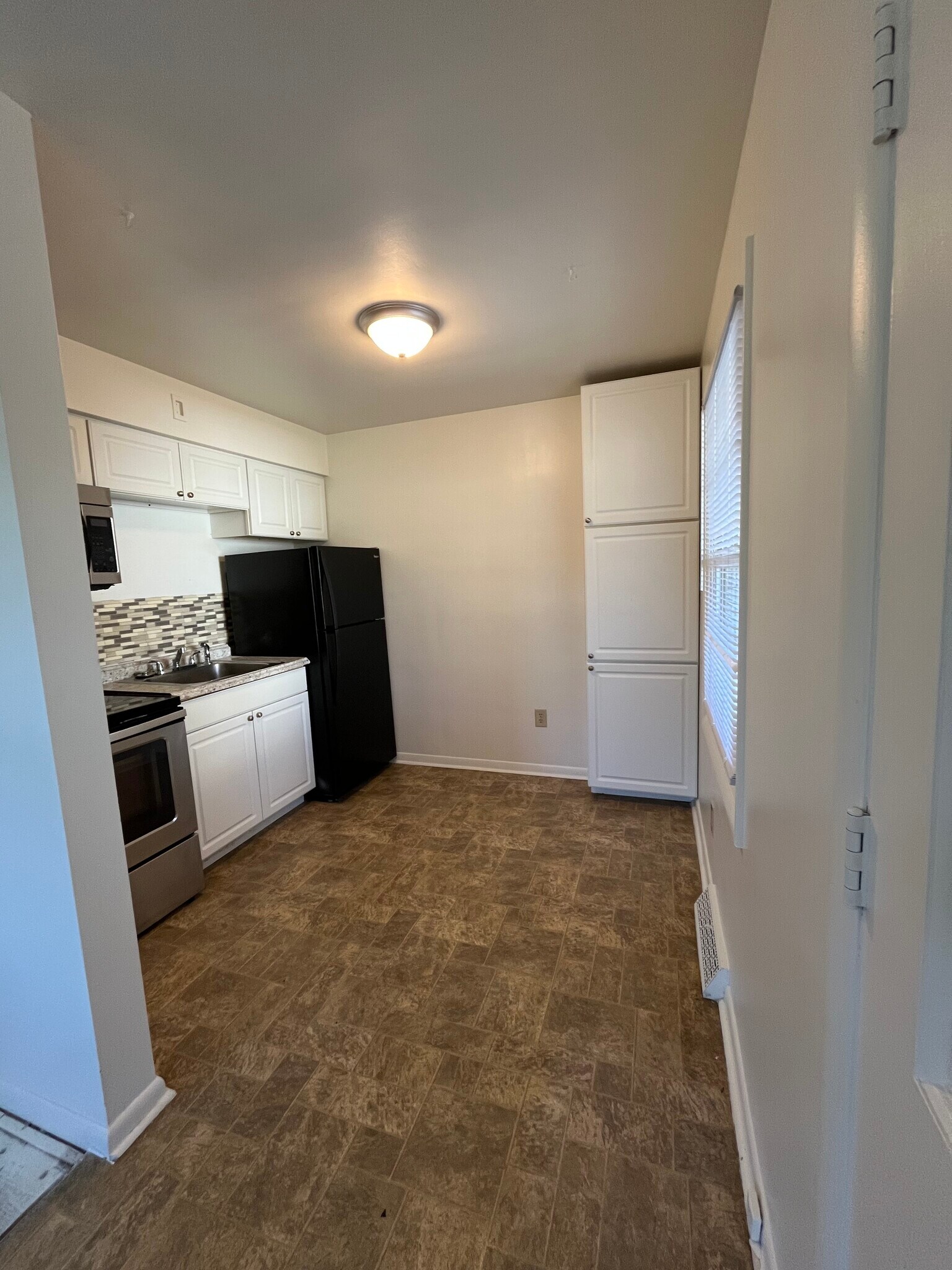 Building Photo - 4052 W Lake Rd