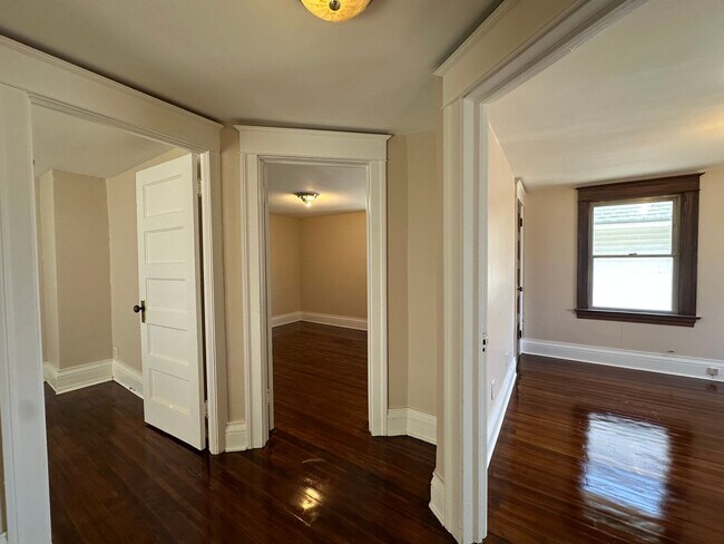 Building Photo - SINGLE FAMIKY FOR RENT IN MAPLEWOOD LOCATION !